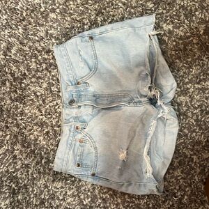 Levi's light wash 501 short - in good condition, mid rise